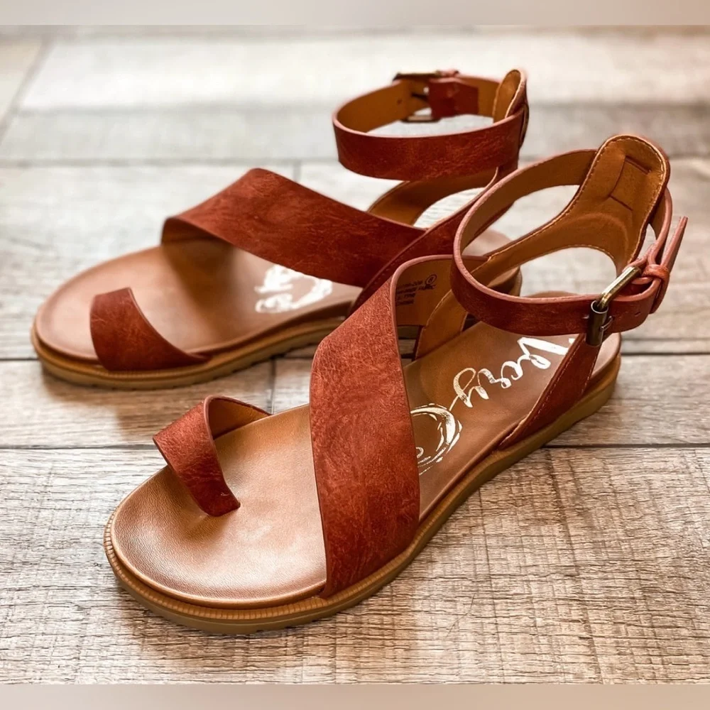 NIB Brand New In Box Very G Steffy Vegan Leather Strappy Flats Sandals